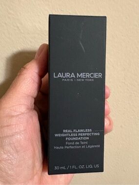 Laura Mercier Real Flawless Weightless Perfecting Foundation 2N1 • CASHEW New